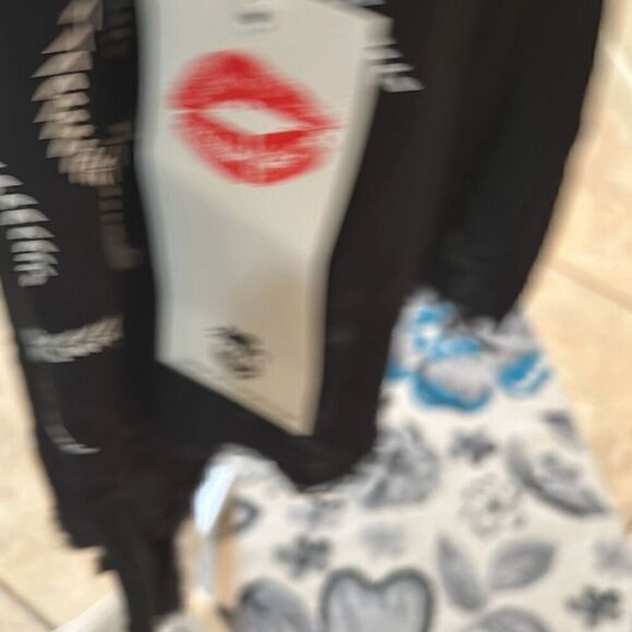 Wildfox Women's Signature Black Wrap Scarf Creasant Logo Fringe Hem New - Picture 3 of 7